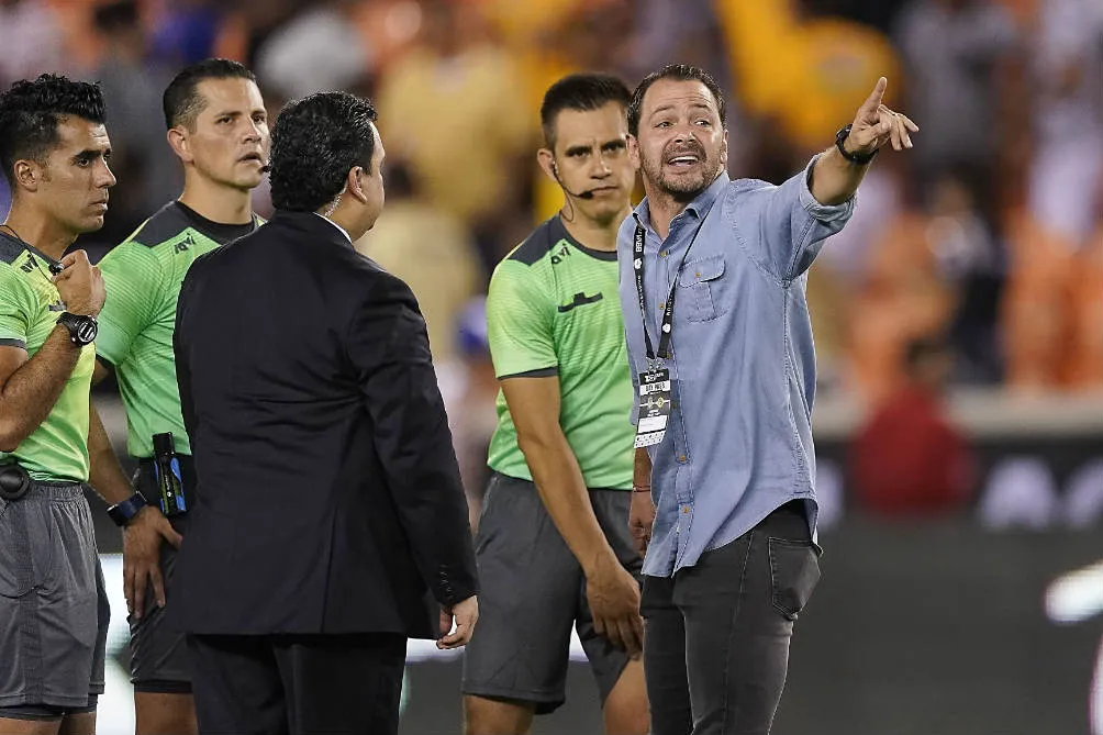 Santiago Baños le reclama a Diego Montaño Robles arbitro central