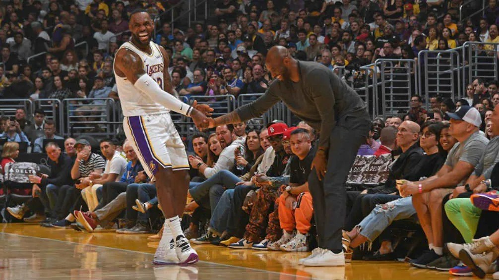 LeBron y Kobe se saludan en un juego de los Lakers