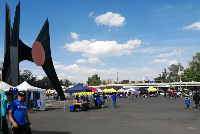 Afueras del Estadio Azteca en partido de Cruz Azul