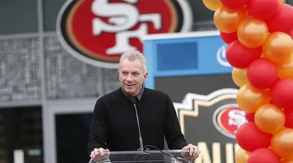 Joe Montana habla en un evento público
