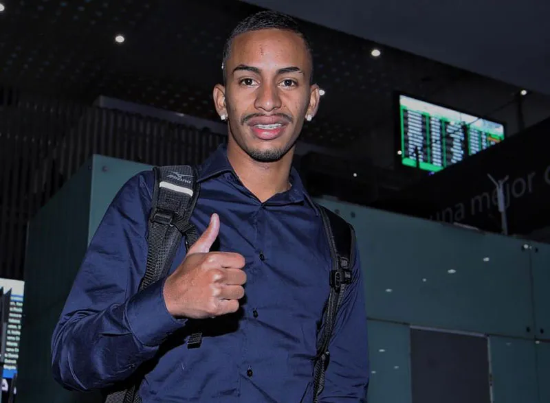 Paulinho Boia saluda al lente de RÉCORD