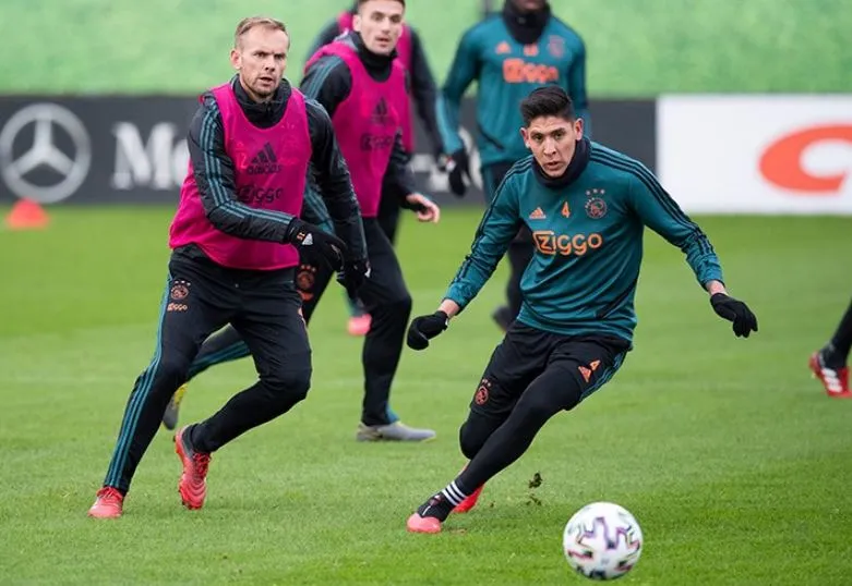 Edson Álvarez en una práctica del Ajax