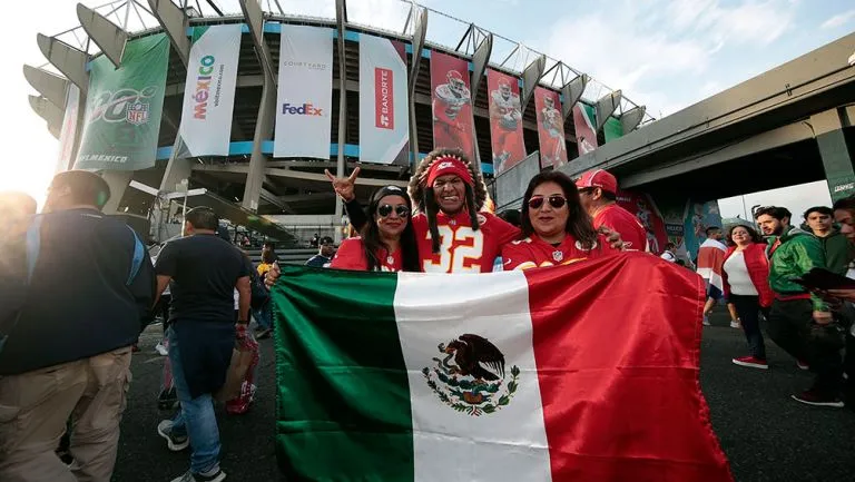Aficionados previo al partido de NFL en el Azteca de 2019