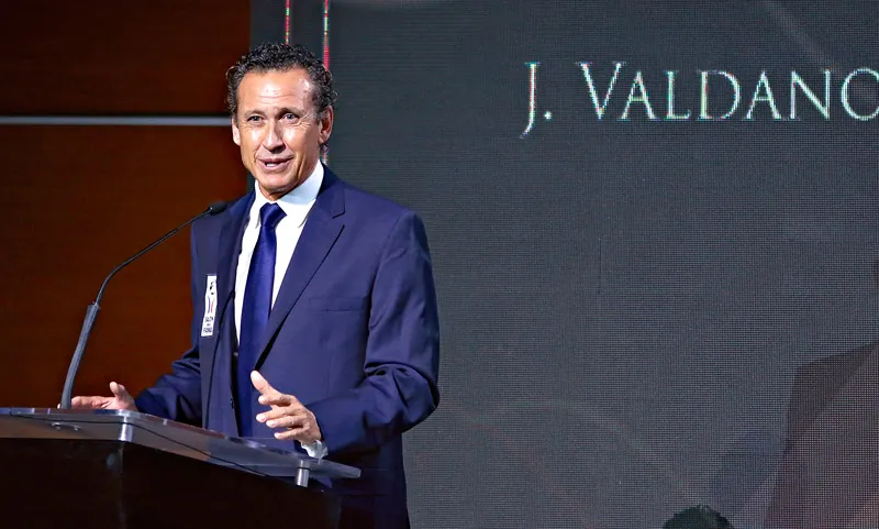 Valdano habla en un evento público