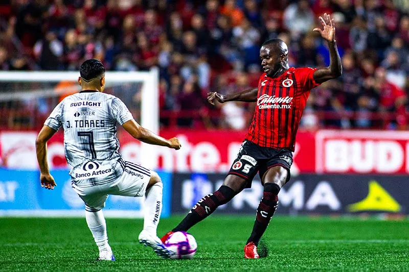 Ian Torres y Kevin Balanta, en juego pasado