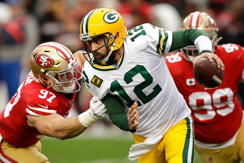 Nick Bosa realiza una captura sobre Aaron Rodgers