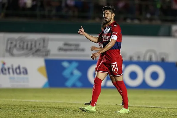Peralta en un juego de pretemporada con Chivas