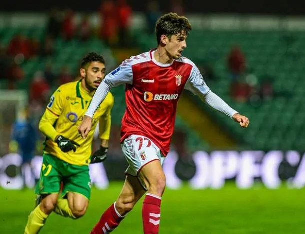 INSTAGRAM @TRINCAO77 Trincão conduce el balón en un partido