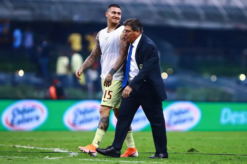 Nico Castillo y Piojo caminan tras un juego del América