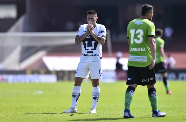 Juan Manuel Iturbe lamentándose con Pumas