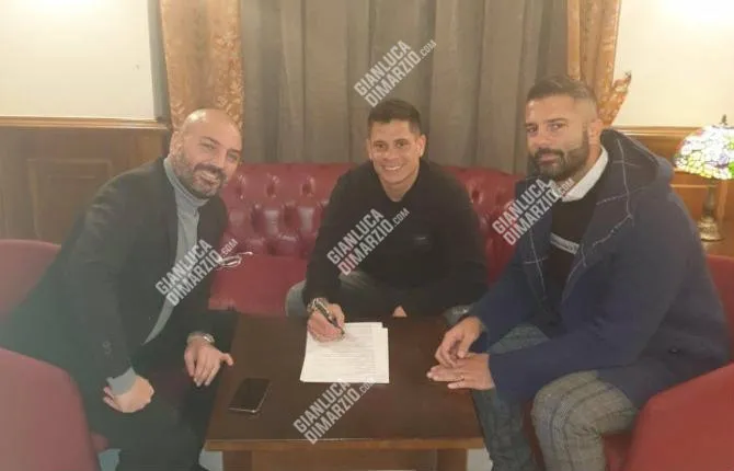 Iturbe firmando con Pachuca