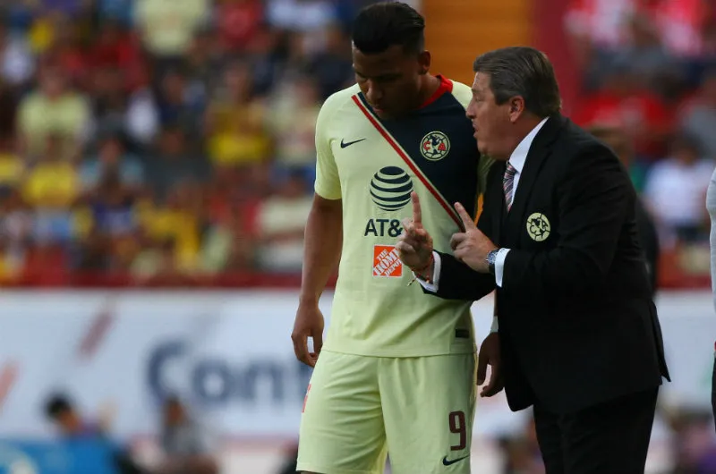 Roger Martínez en partido con América