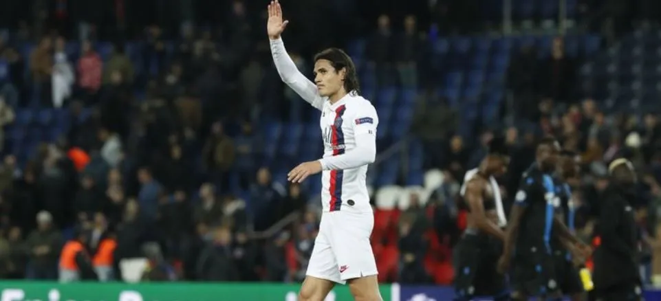 EFE Cavani saluda a la afición tras un triunfo de su equipo