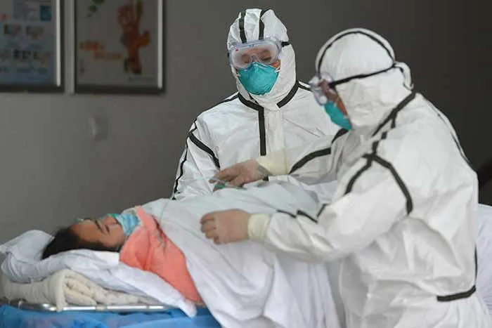 AP Médicos atienden Coronavirus en China