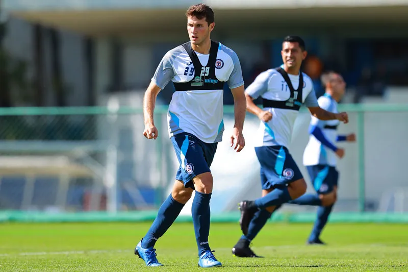Santiago Giménez, en un entrenamiento de Cruz Azul