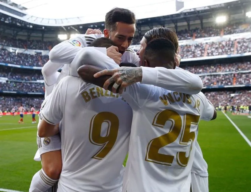 Jugadores del Madrid festejan una anotación