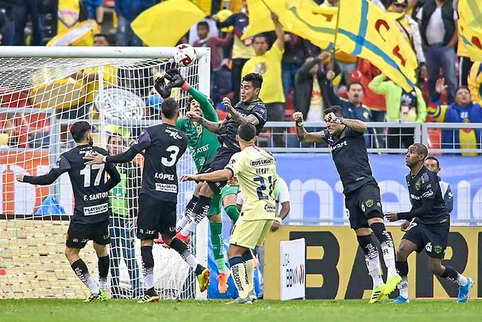 Jugadores del América, durante el partido