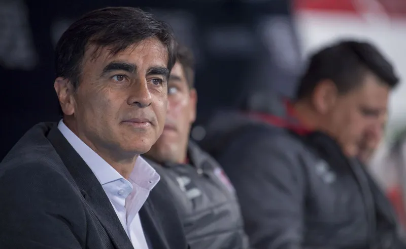 Gustavo Quinteros observa el duelo de Xolos en el Jalisco