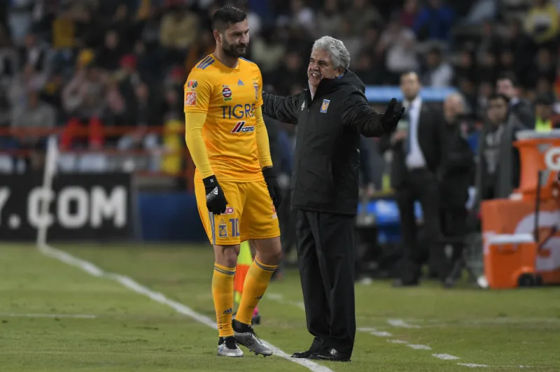 Tuca y Gignac en partido ante Pachuca