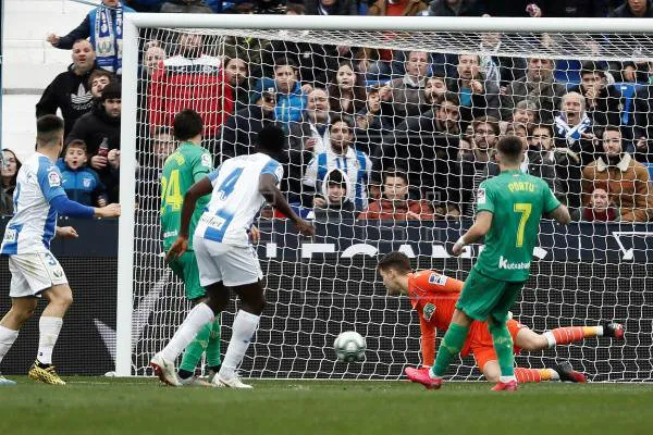 óscar Rodríguez en tiro de gol