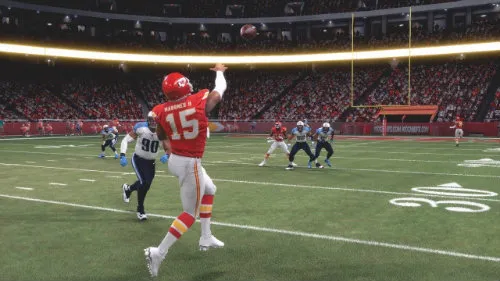 El quarterback de los Chiefs lanza un pase en el Madden 20