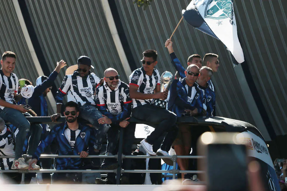 El actual campeón celebrando con su afición