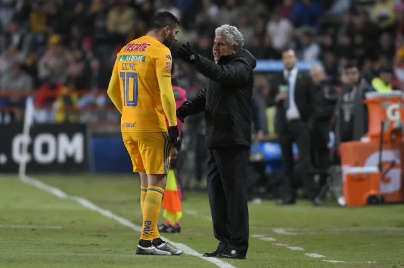Tuca dando indicaciones a Gignac