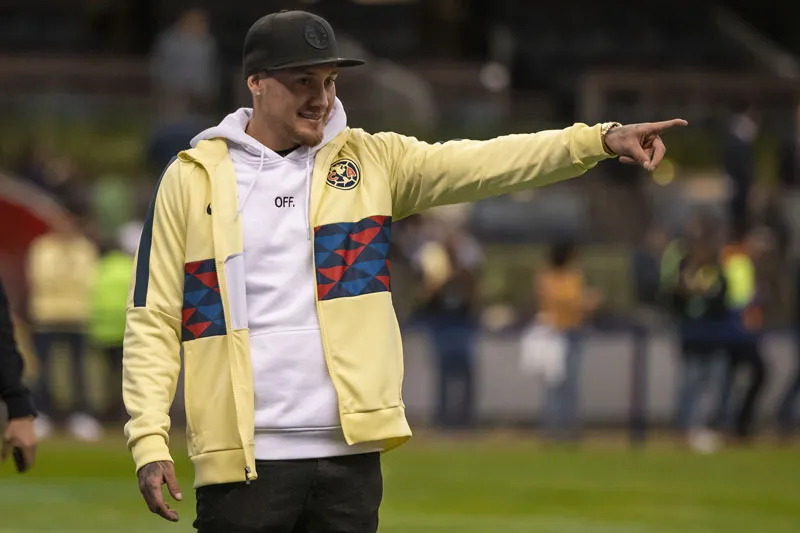 Nicolás Castillo en la cancha del Estadio Azteca
