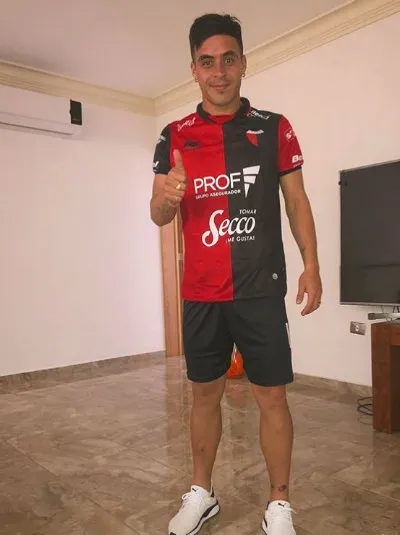 INSTAGRAM @BRIANFERNANDEZ_38 Brian Fernández con una playera del Colón de Santa Fe