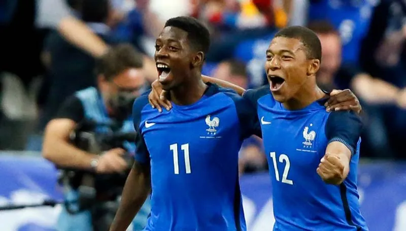 Dembélé y Mbappé celebran un gol en Francia