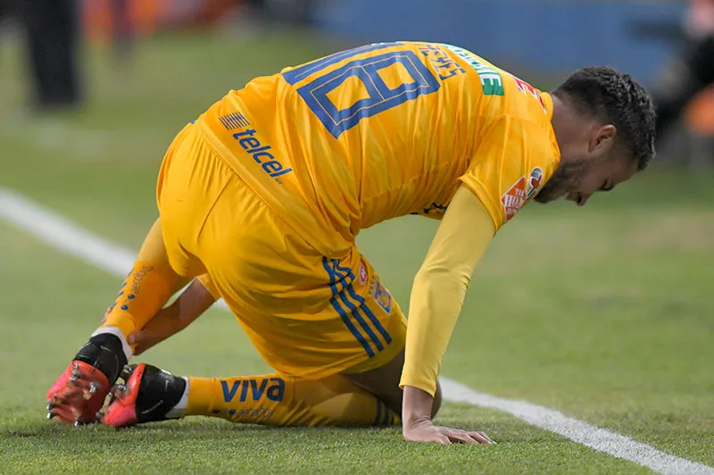 El zaguero muestra su molestia por la lesión