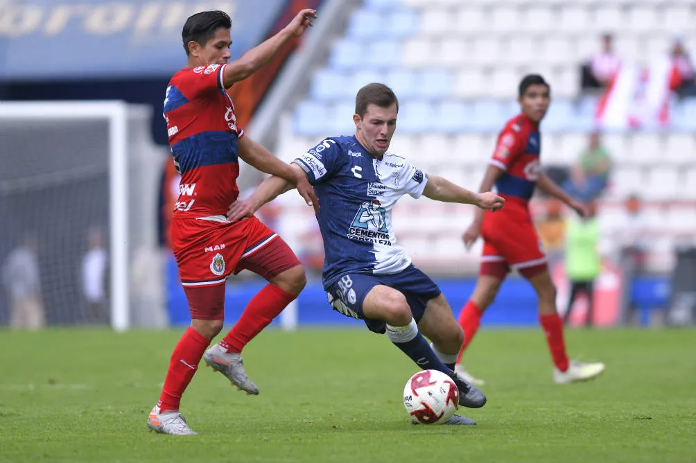 Pizzuto encara a un rival de Chivas en la categoría Sub-20