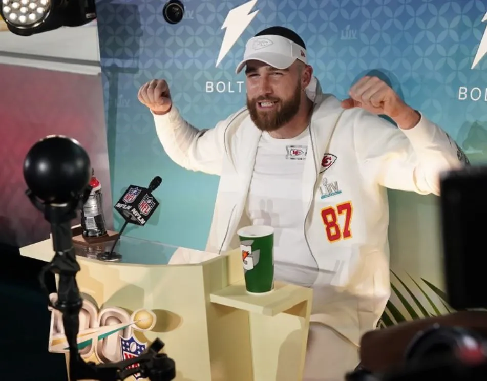 Kelce en conferencia de prensa con los Chiefs