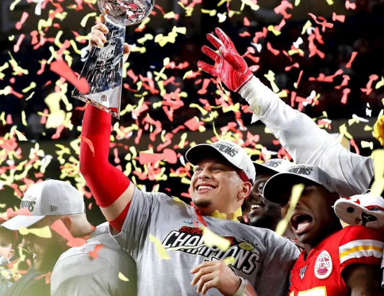 EFE Patrick Mahomes levantando el Vince Lombardi