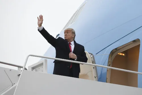 El presidente de los Estados Unidos antes de abordar un avión