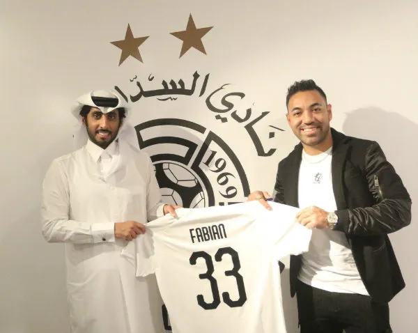 Marco Fabián posando con la playera del Al Sadd
