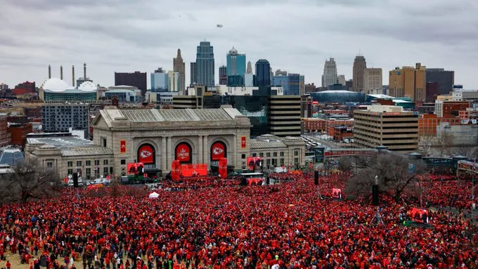 Panorámica del centro de Kansas City en el desfile