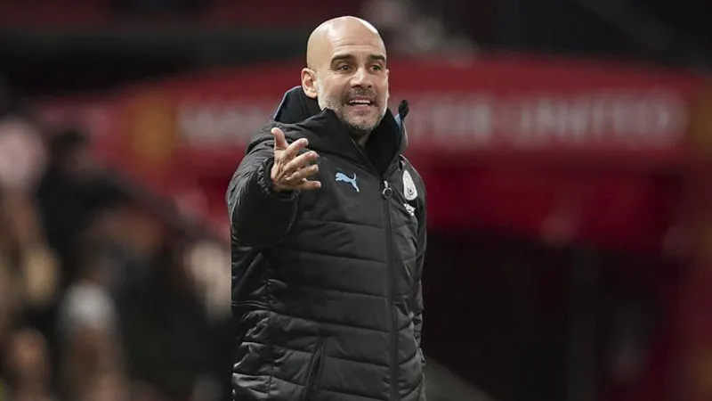 Guardiola da indicaciones en un duelo del Manchester City