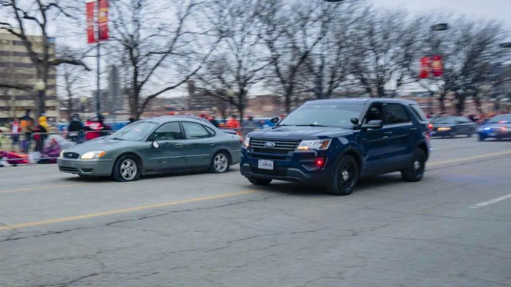 El auto involucrado siendo embestido