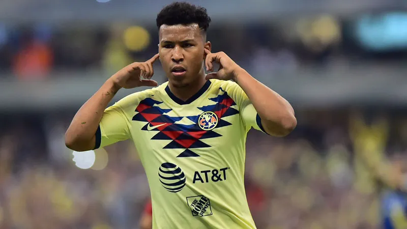 Martínez durante un duelo en el Estadio Azteca