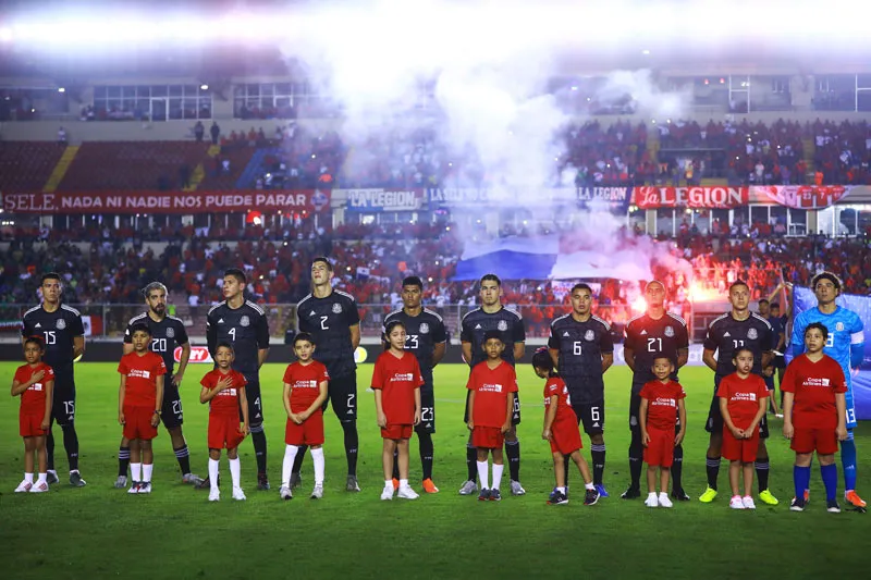 Seleccionados antes de un juego del Tri