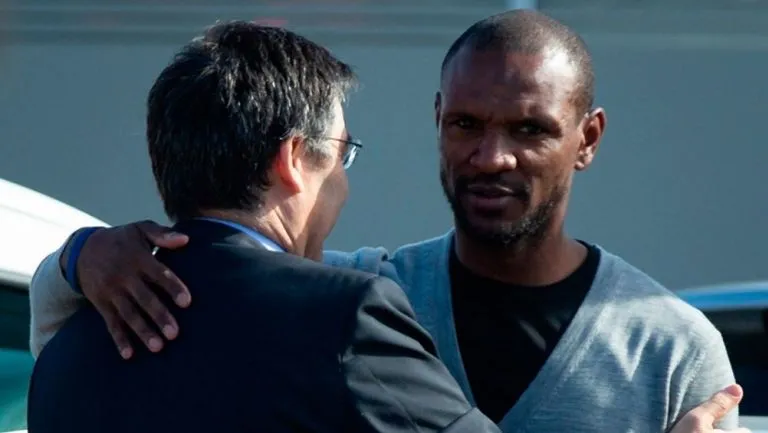 EFE Bartomeu y Abidal se saludan