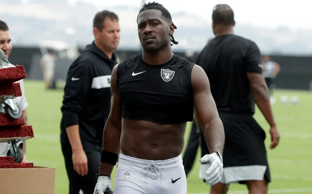 Antonio Brown en una práctica con los Raiders