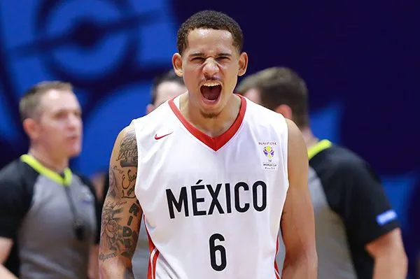 El alero en un partido con Selección Mexicana