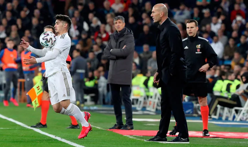 Zidane da indicaciones a sus jugadores en el Bernabéu