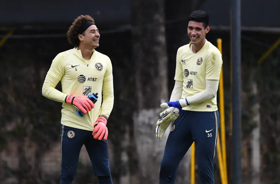 IMAGO7 Zamudio con Guillermo Ochoa en entrenamiento de América
