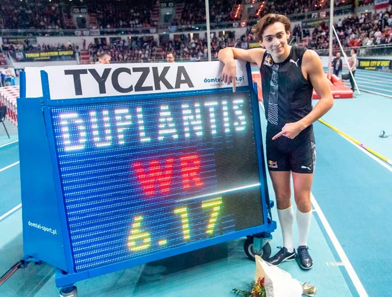 Duplantis posa junto a la marca que logró