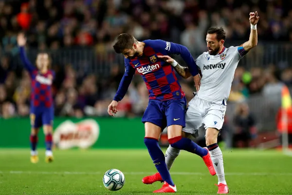 Gerard Piqué, en acción con Barcelona