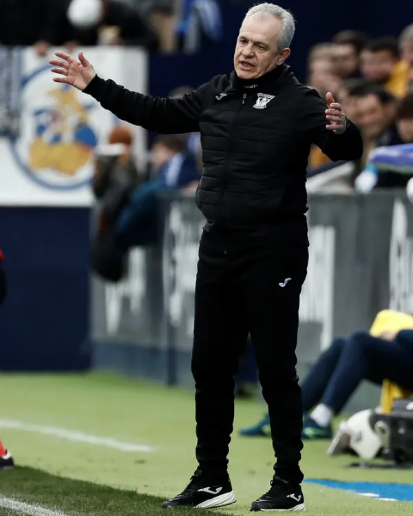 Javier Aguirre, estratega mexicano, dirigiendo