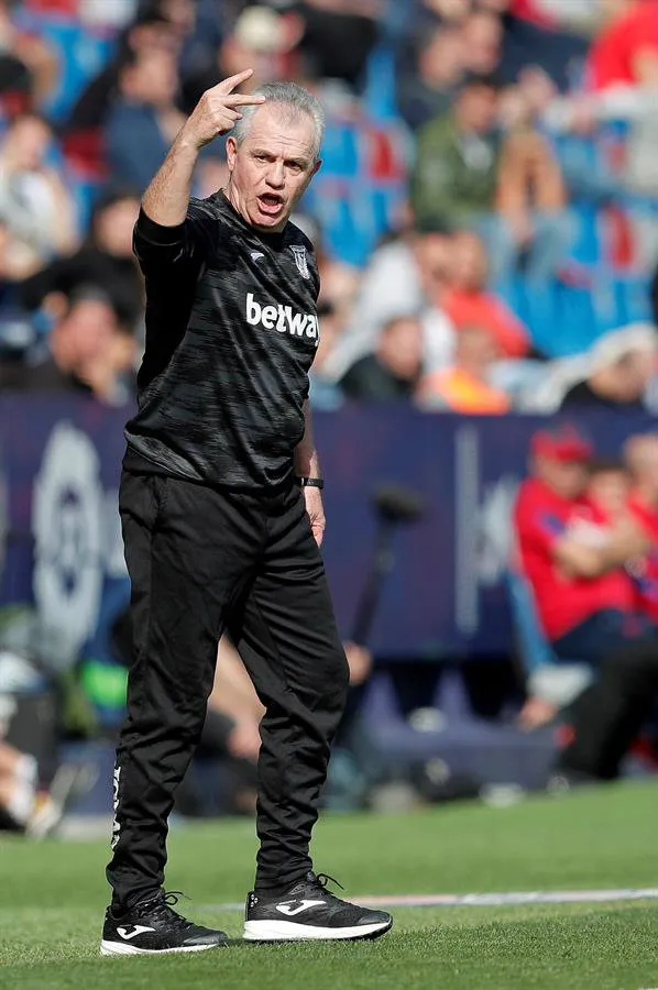 EFE Javier Aguirre durante un partido con Leganés